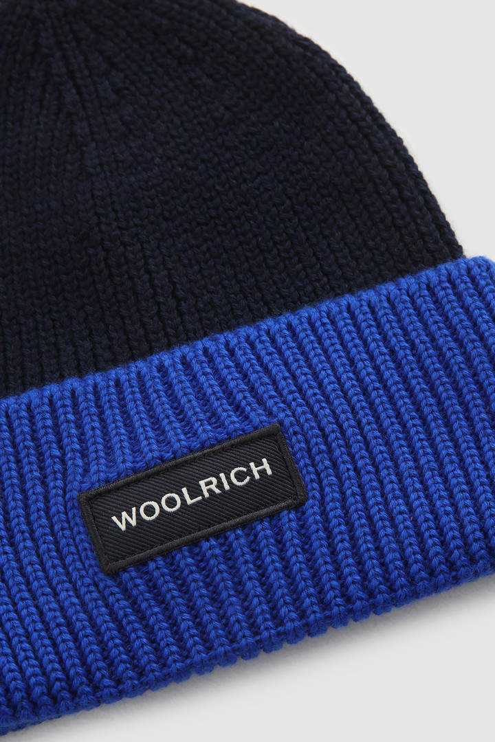 Ribgebreide muts voor jongens van wolmix met patch
