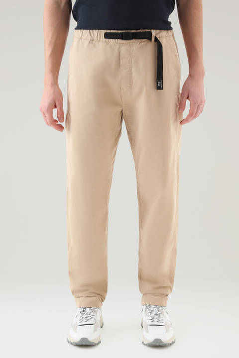 Pantalones Chino teñidos en prenda de algodón elástico con cinturón de nailon Beige | Woolrich