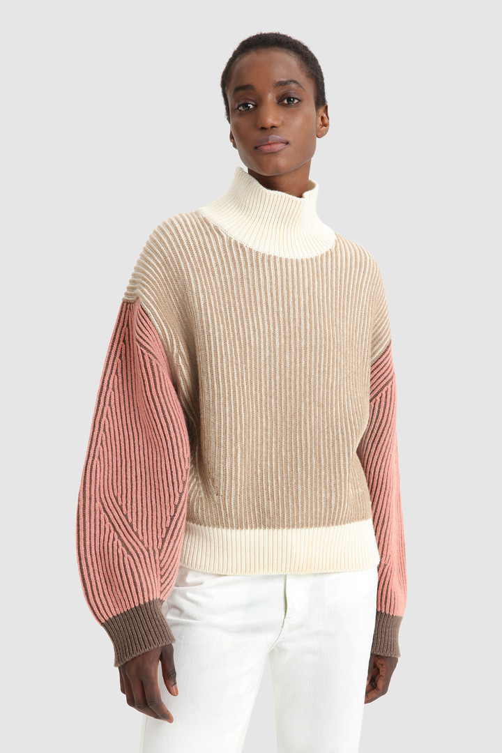 Maglione a collo alto in lana con maniche a contrasto