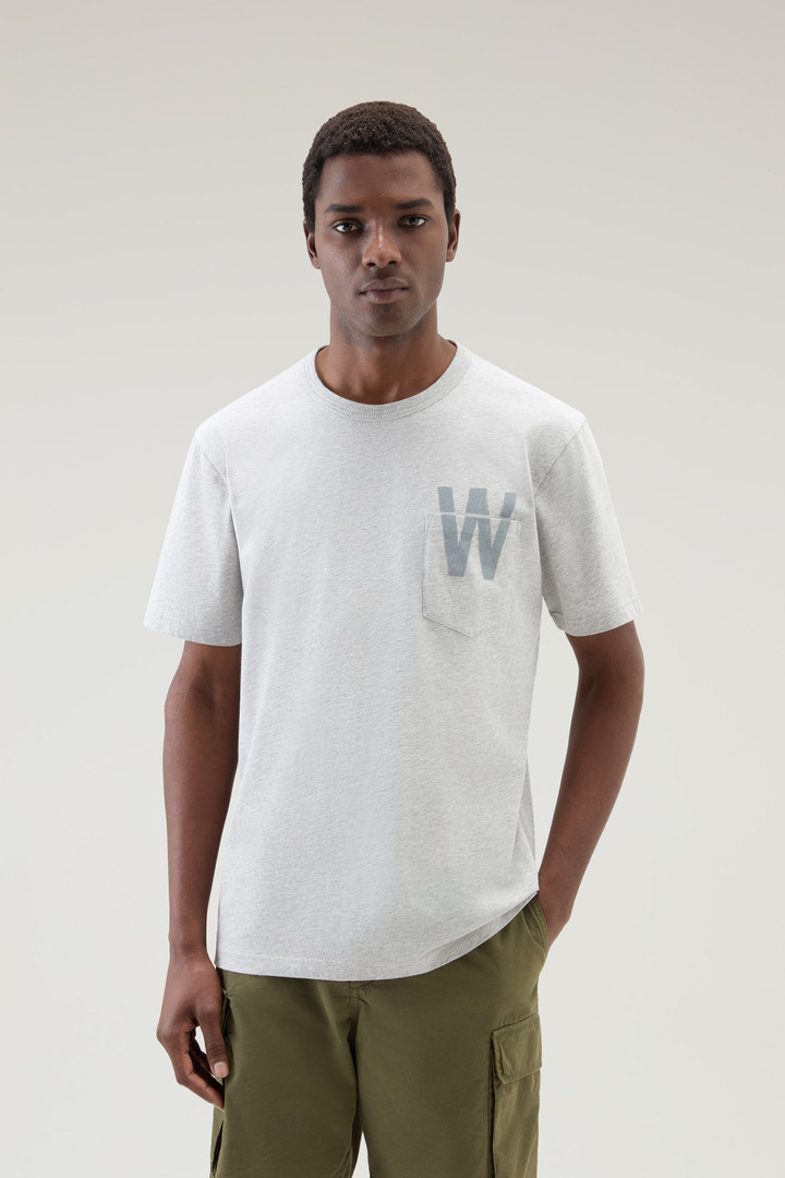 T-Shirt aus reiner Baumwolle mit kleiner Tasche Grau photo 1 | Woolrich