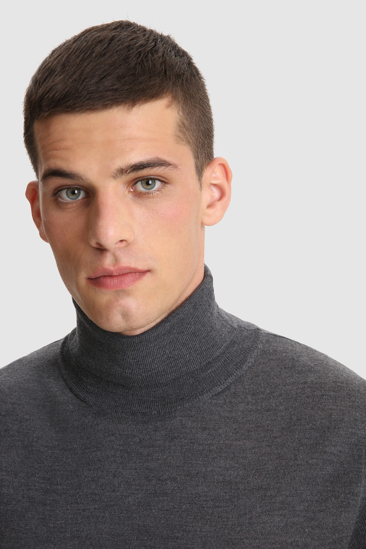 Turtleneck Sweater in extra fine merino wool