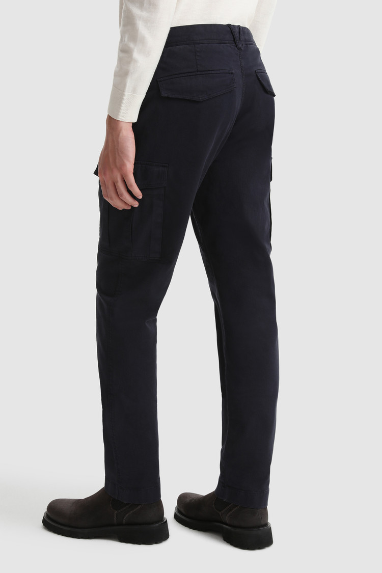 Pantaloni cargo in cotone tinto in capo elasticizzato