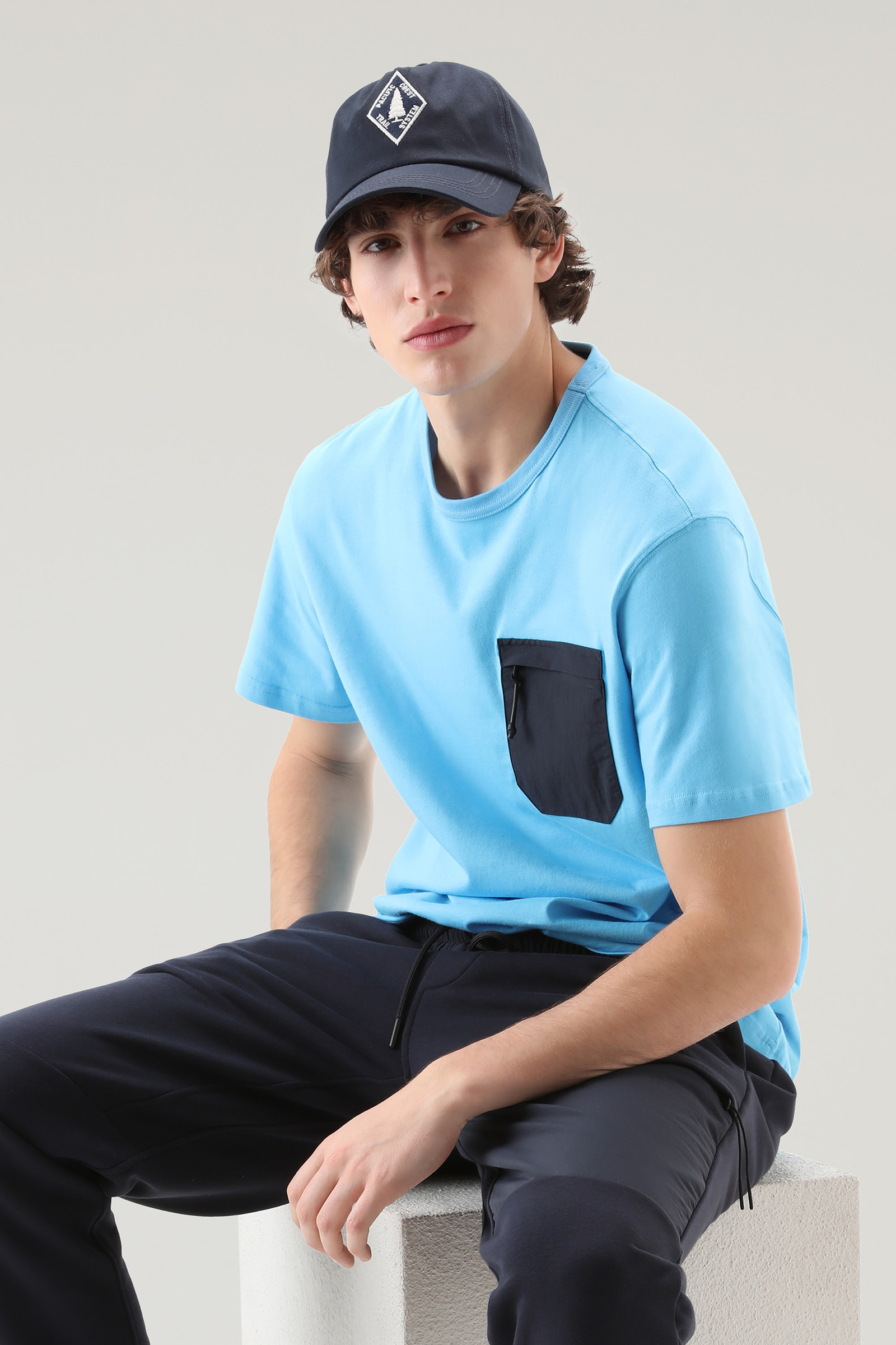 T-shirt aus reiner Bio-Baumwolle mit Reißverschlusstasche aus Taslan-Nylon blau photo 4 | Woolrich