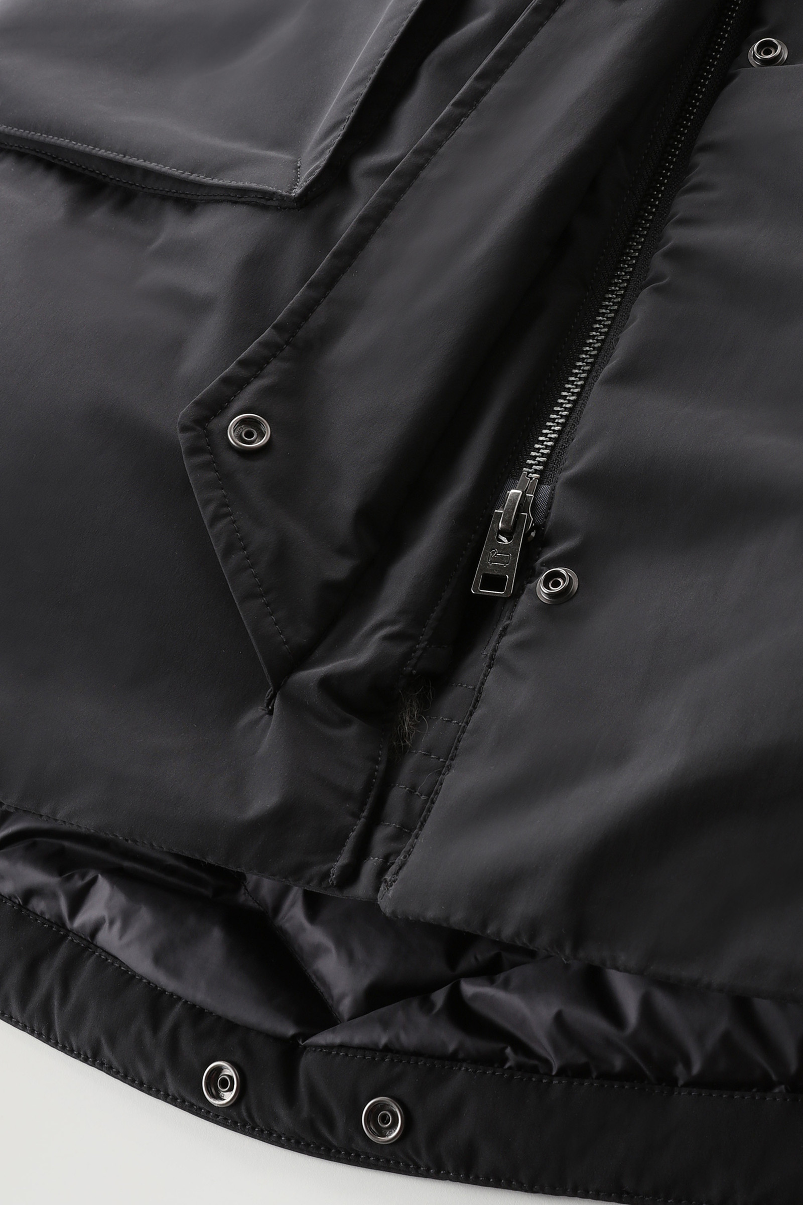 Military Parka aus Urban Touch mit Waschbärpelz schwarz photo 9 | Woolrich
