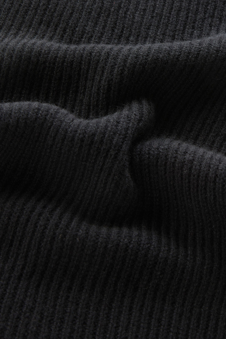 Ribbed Scarf in Pure Cashmere Black photo 3 | Woolrich
