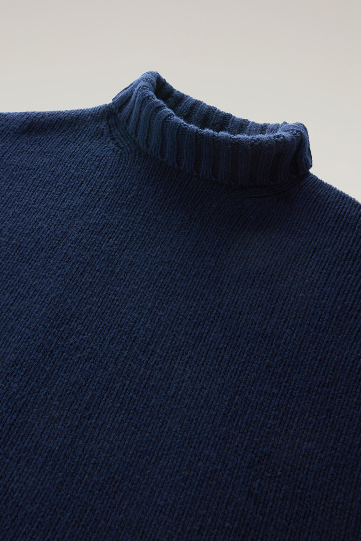 Rollkragenpullover aus reiner Schurwolle Blau photo 2 | Woolrich