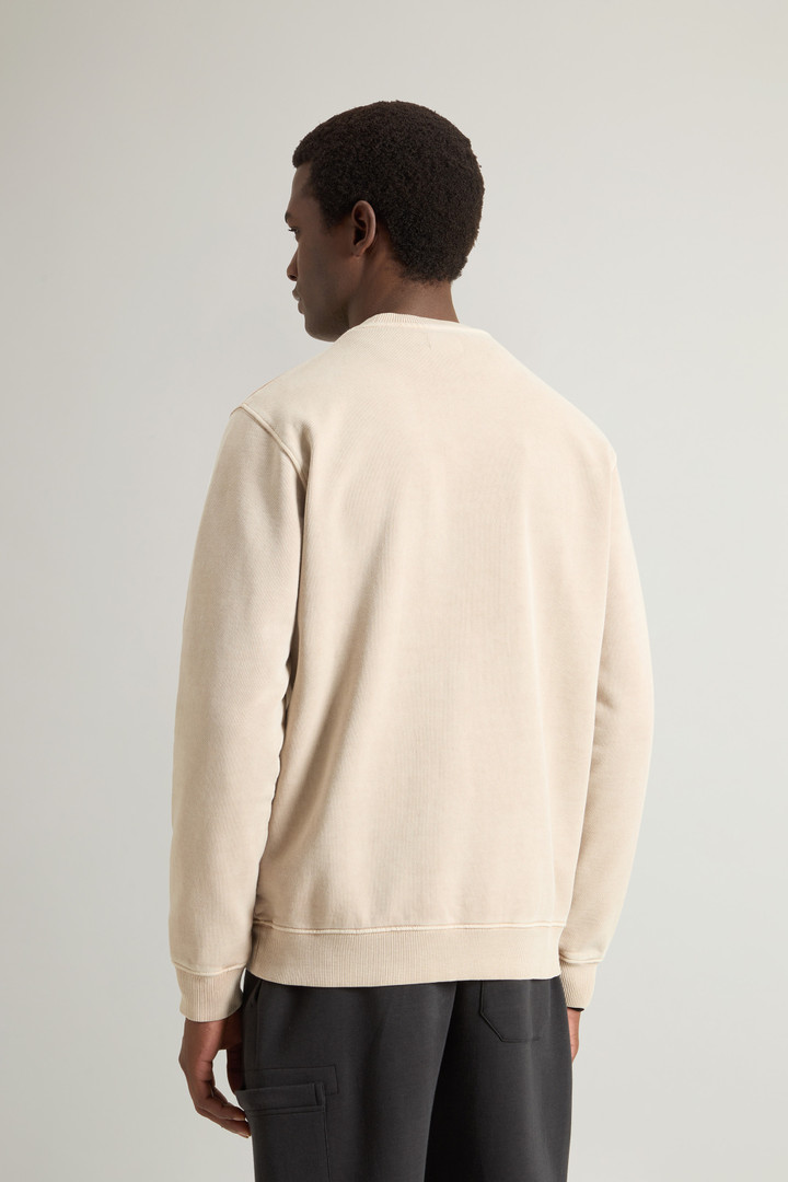 Sweat-shirt à col rond teint en pièce en pur coton avec logo brodé Beige photo 3 | Woolrich