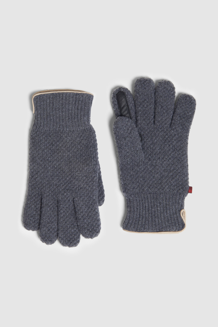 Knitted gloves
