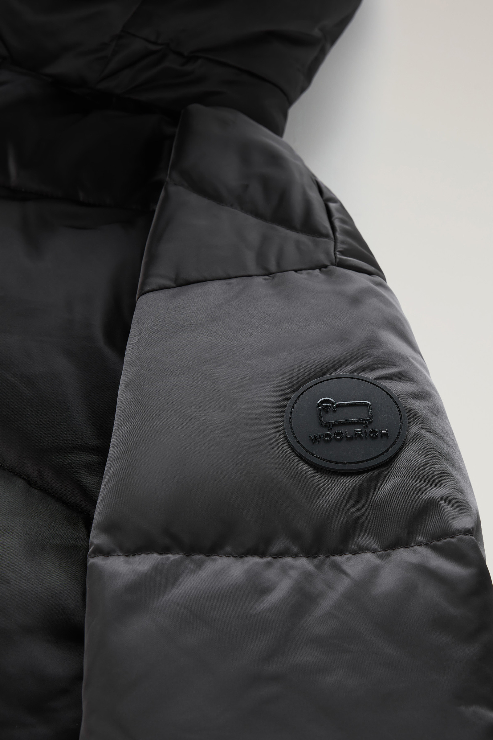 Donsjack van nylonsatijn zwart photo 8 | Woolrich