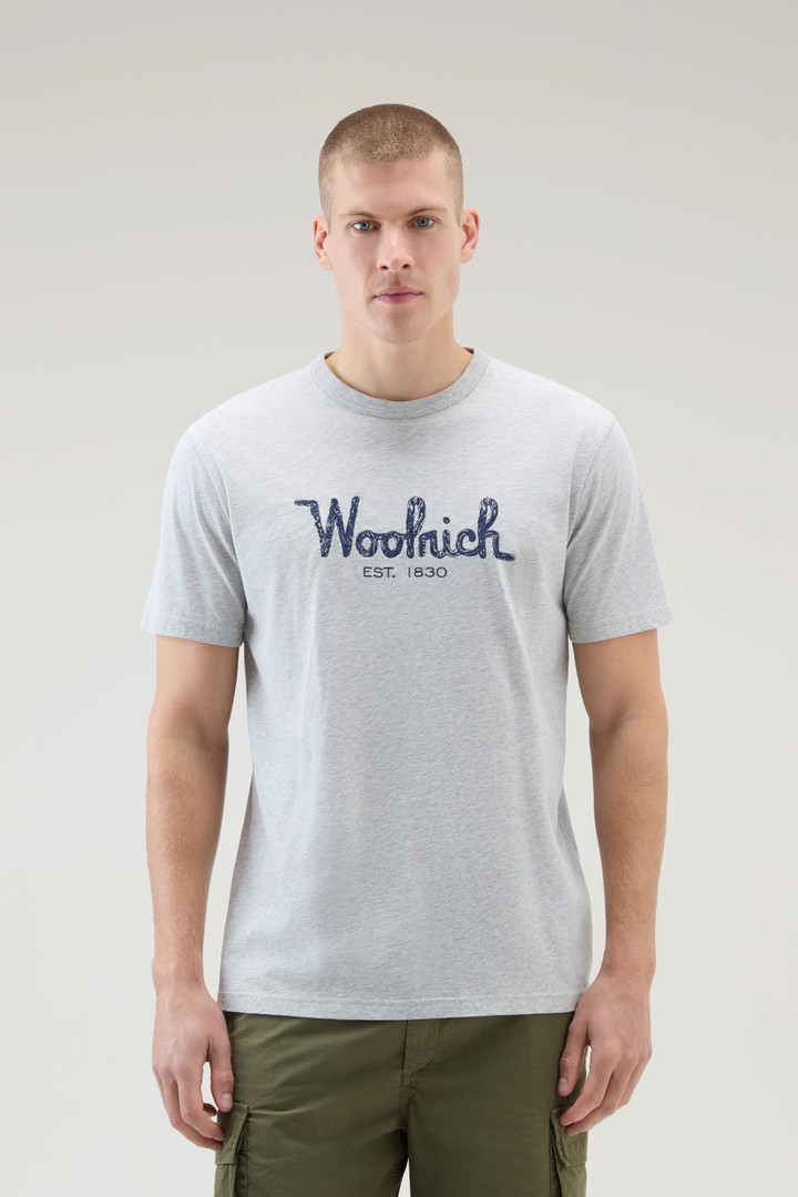 T-Shirt aus reiner Baumwolle mit Stickerei Grau photo 1 | Woolrich