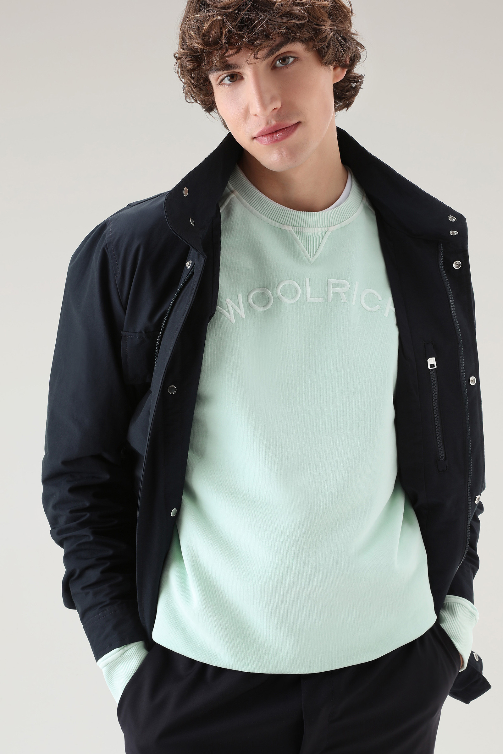 Pullover im College-Stil mit Rundhalsausschnitt aus stückgefärbtem Fleece aus reiner Baumwolle grün photo 4 | Woolrich