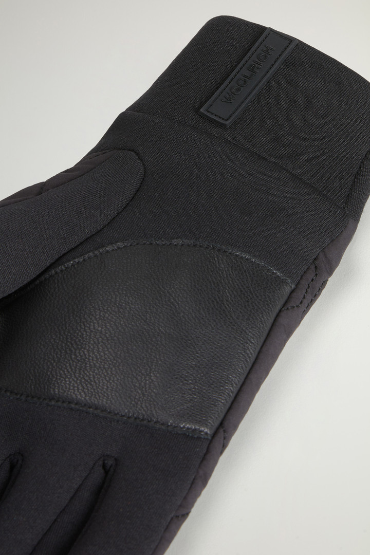 QUILTED GLOVES Black photo 3 | Woolrich