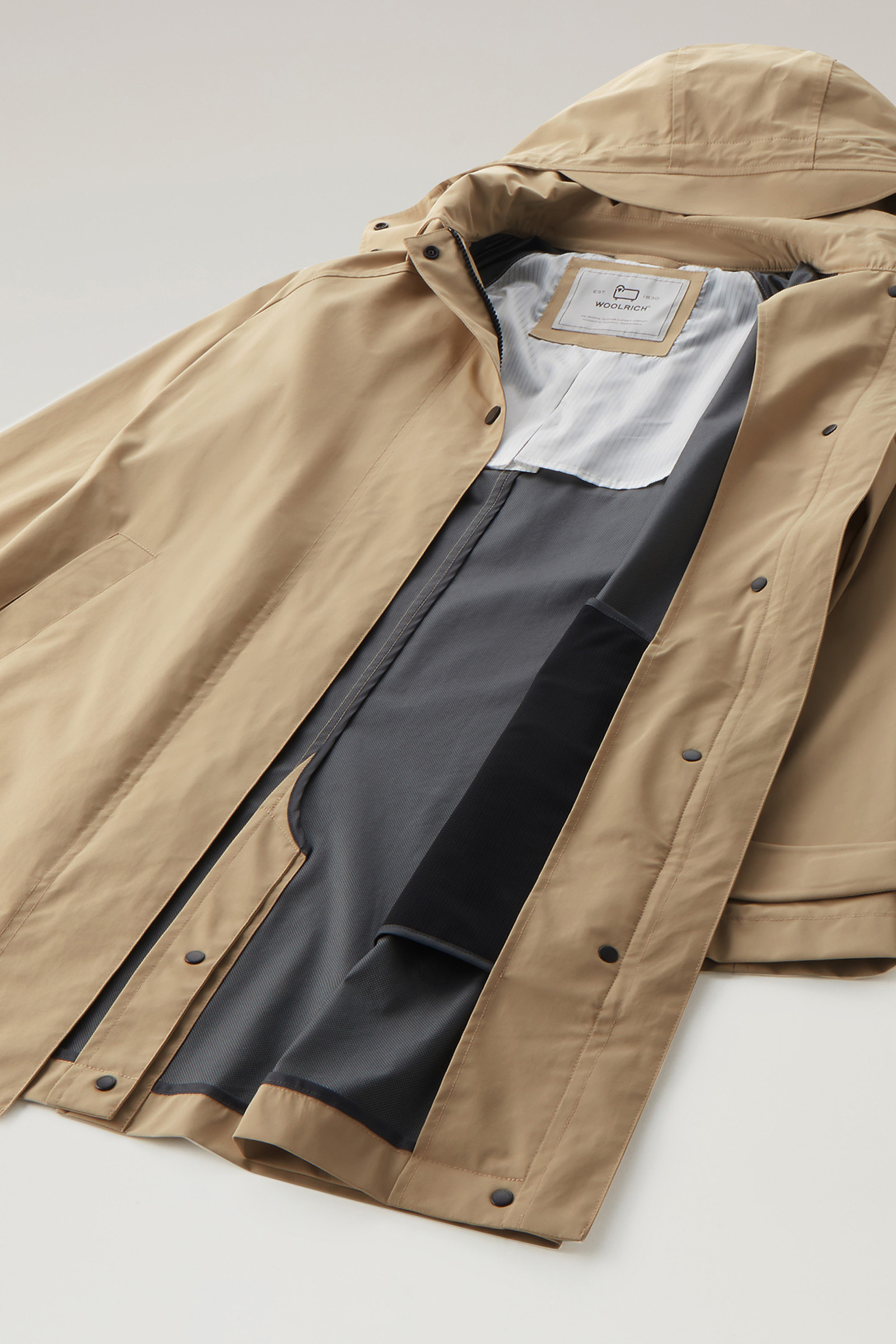 Leichter Trenchcoat Fayette mit abnehmbarer Kapuze beige photo 11 | Woolrich