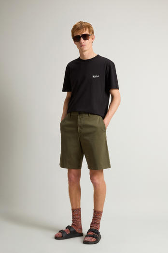 Short chino teint en pièce en sergé de coton élastique Vert | Woolrich