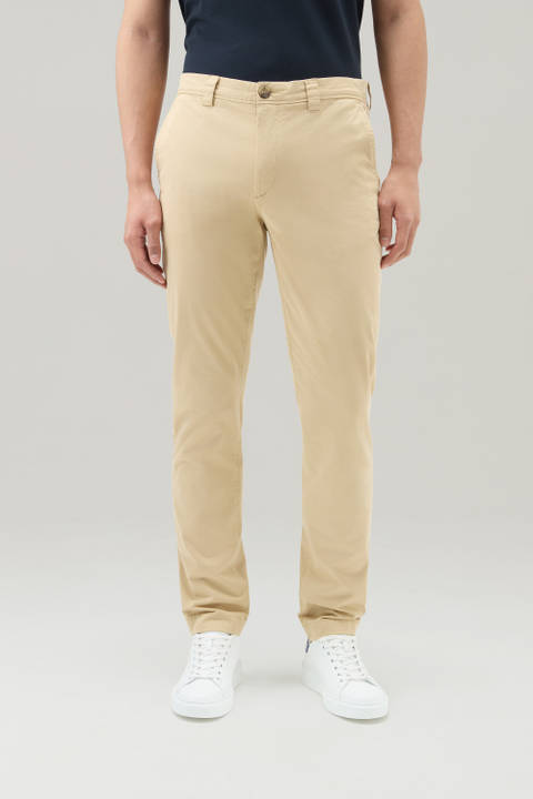 Pantalones Chino teñidos en prenda de algodón elástico Beige | Woolrich