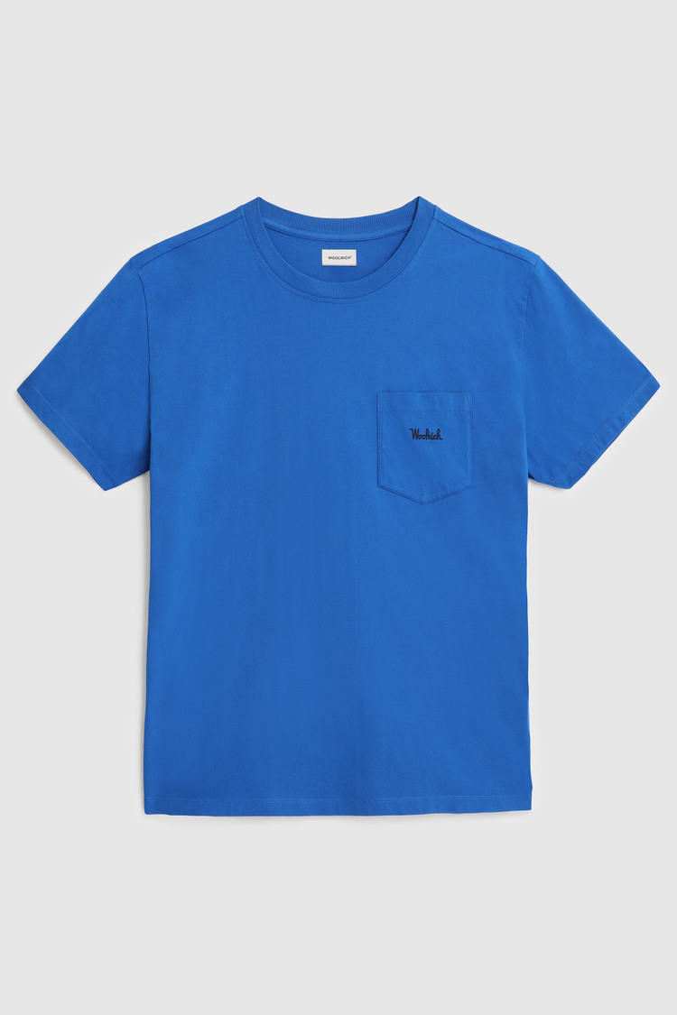 Camiseta con bolsillo y logotipo en relieve