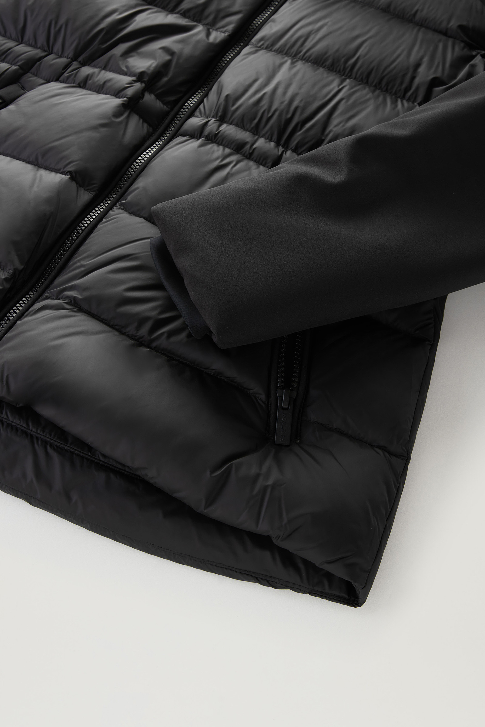 Hybrid-Daunenjacke mit Kapuze aus Tech Softshell schwarz photo 8 | Woolrich