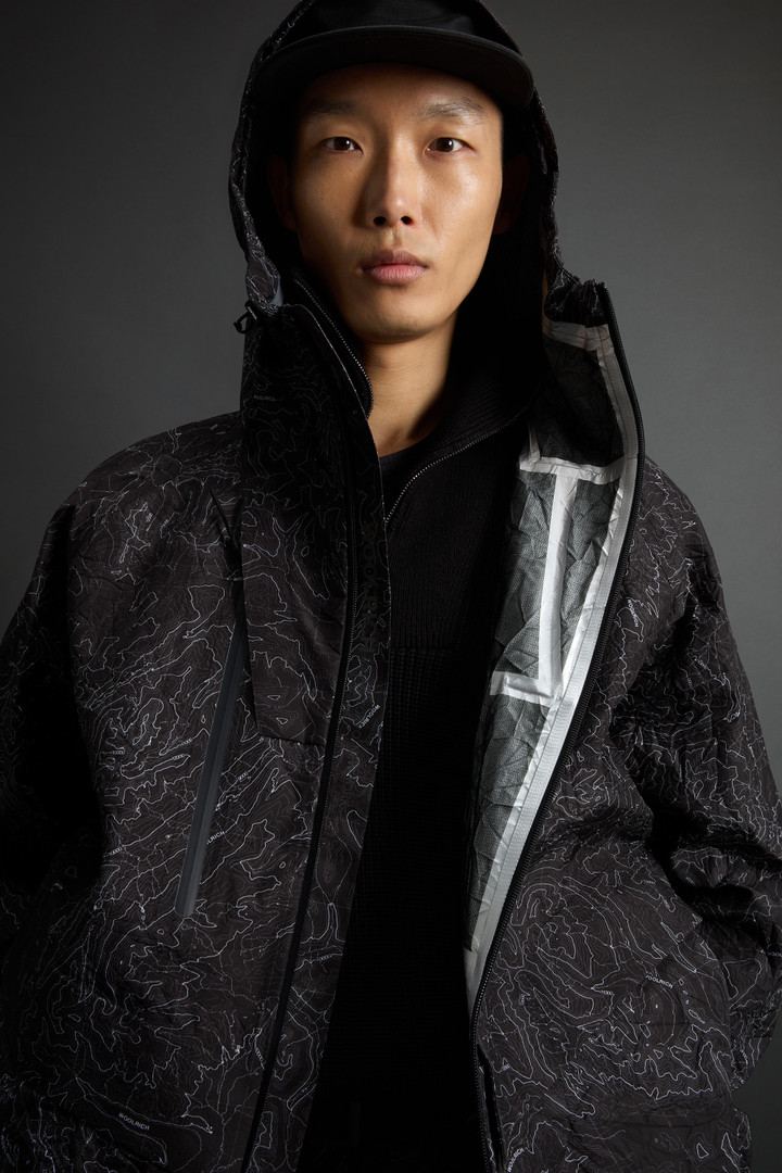 Jacke aus recyceltem dreilagigem Stoff mit topografischem Motiv by Todd Snyder Schwarz photo 4 | Woolrich