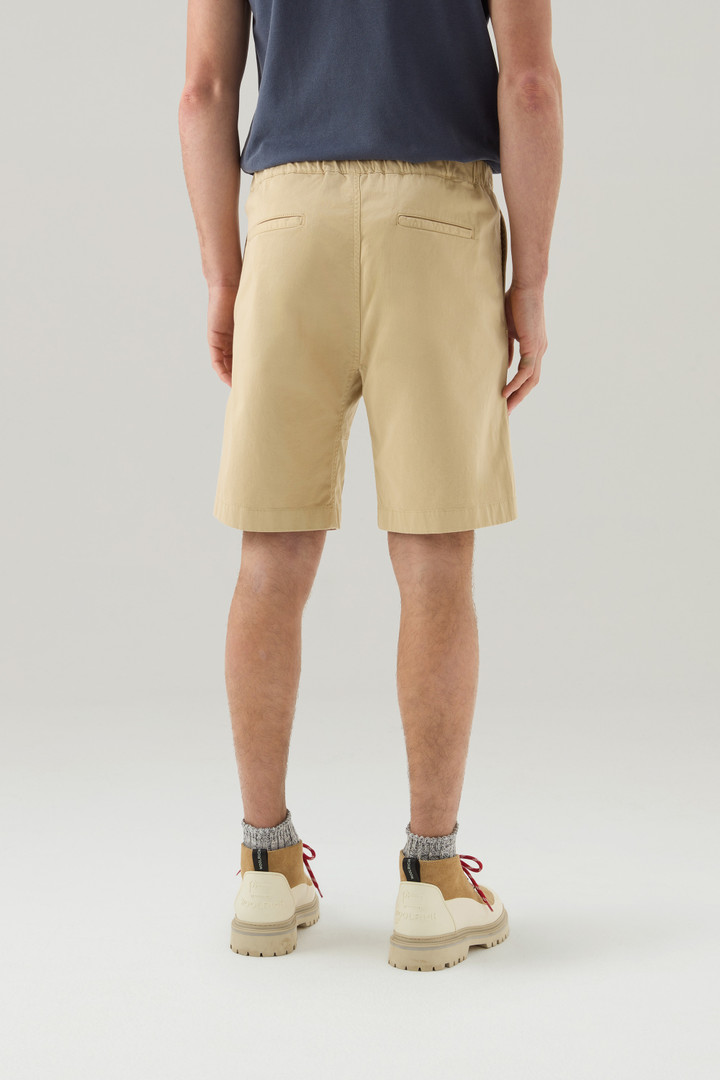 Pantalones cortos Chino teñidos en prenda de algodón elástico Beige photo 3 | Woolrich