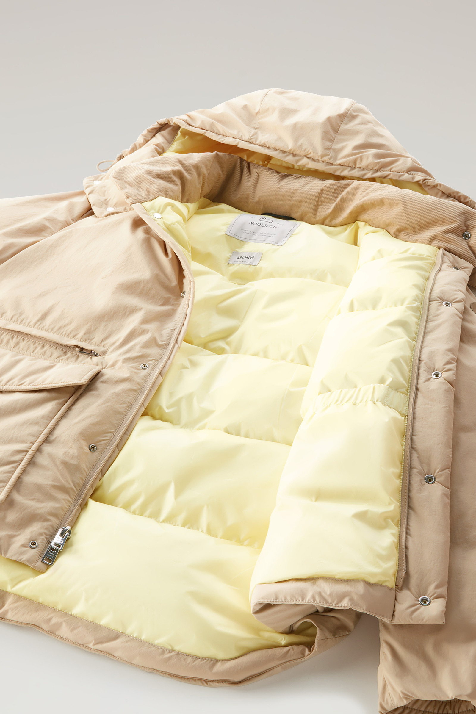 Wattierte Jacke Aleutian aus Eco Taslan-Nylon mit abnehmbarer Kapuze beige photo 12 | Woolrich