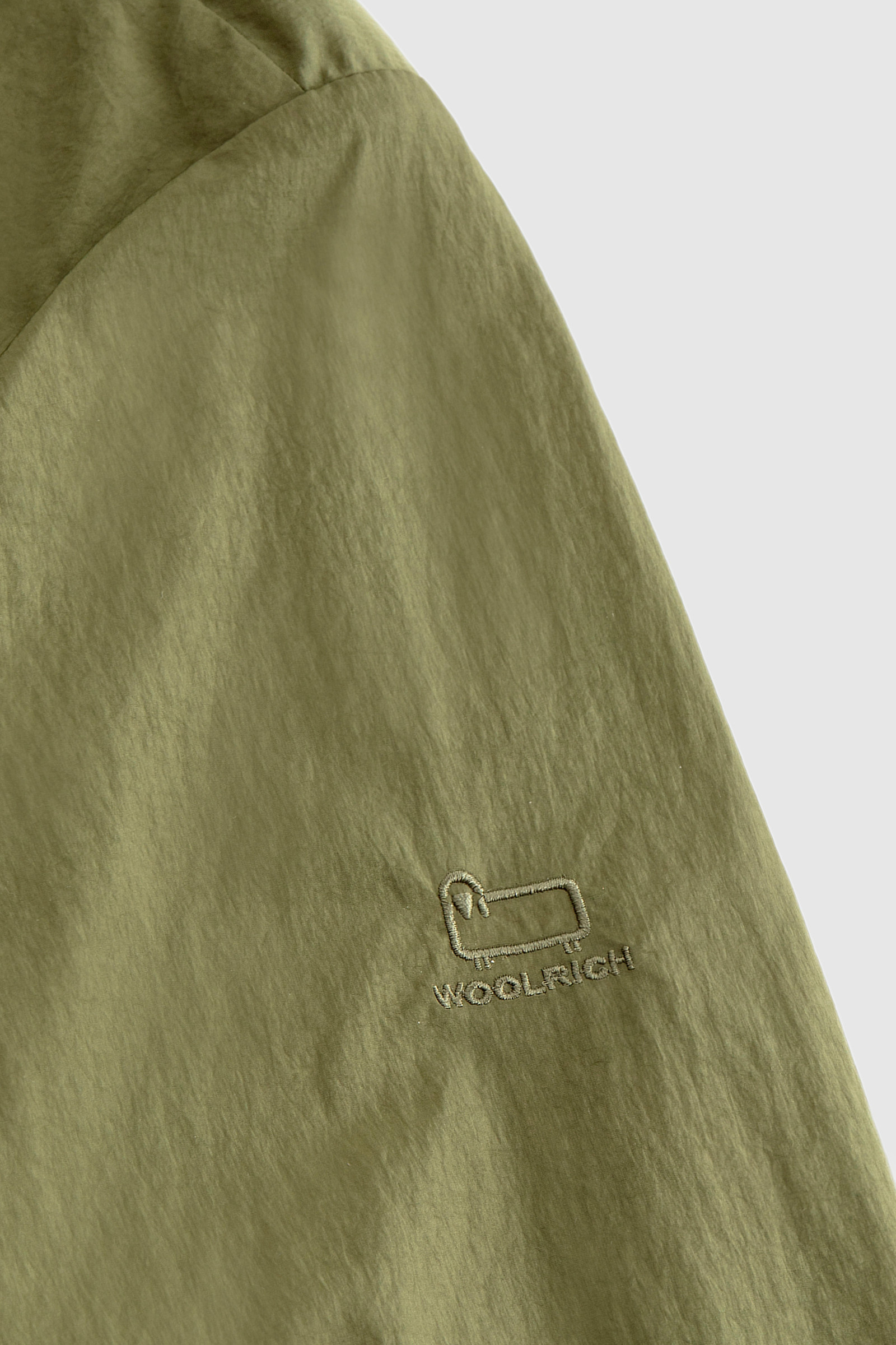 Giacca a vento ultraleggera in crinkle nylon verde photo 6 | Woolrich