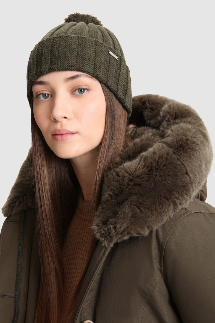 Beanie aus Schurwolle mit Bommel