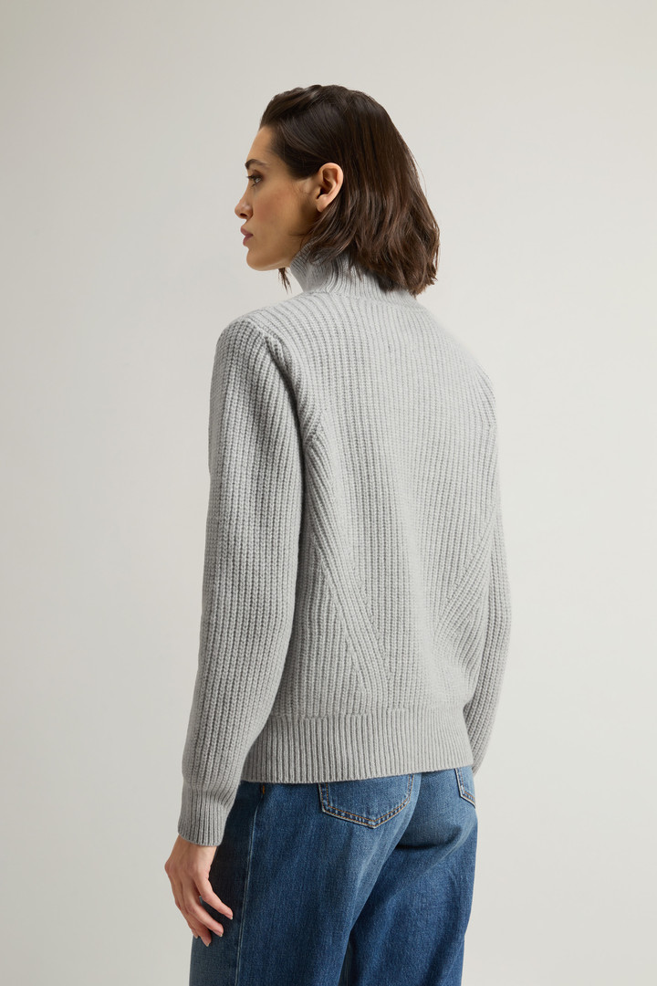 Canberra Pullover mit Stehkragen aus reiner Schurwolle Grau photo 3 | Woolrich