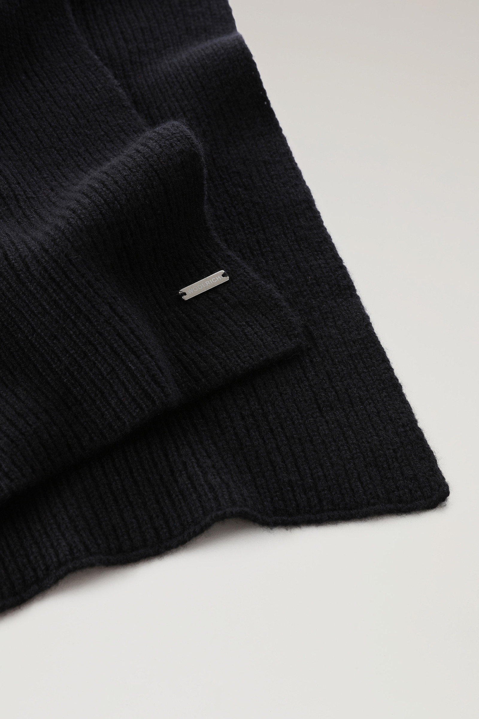 Cashmere Ribbed Scarf Black photo 2 | Woolrich