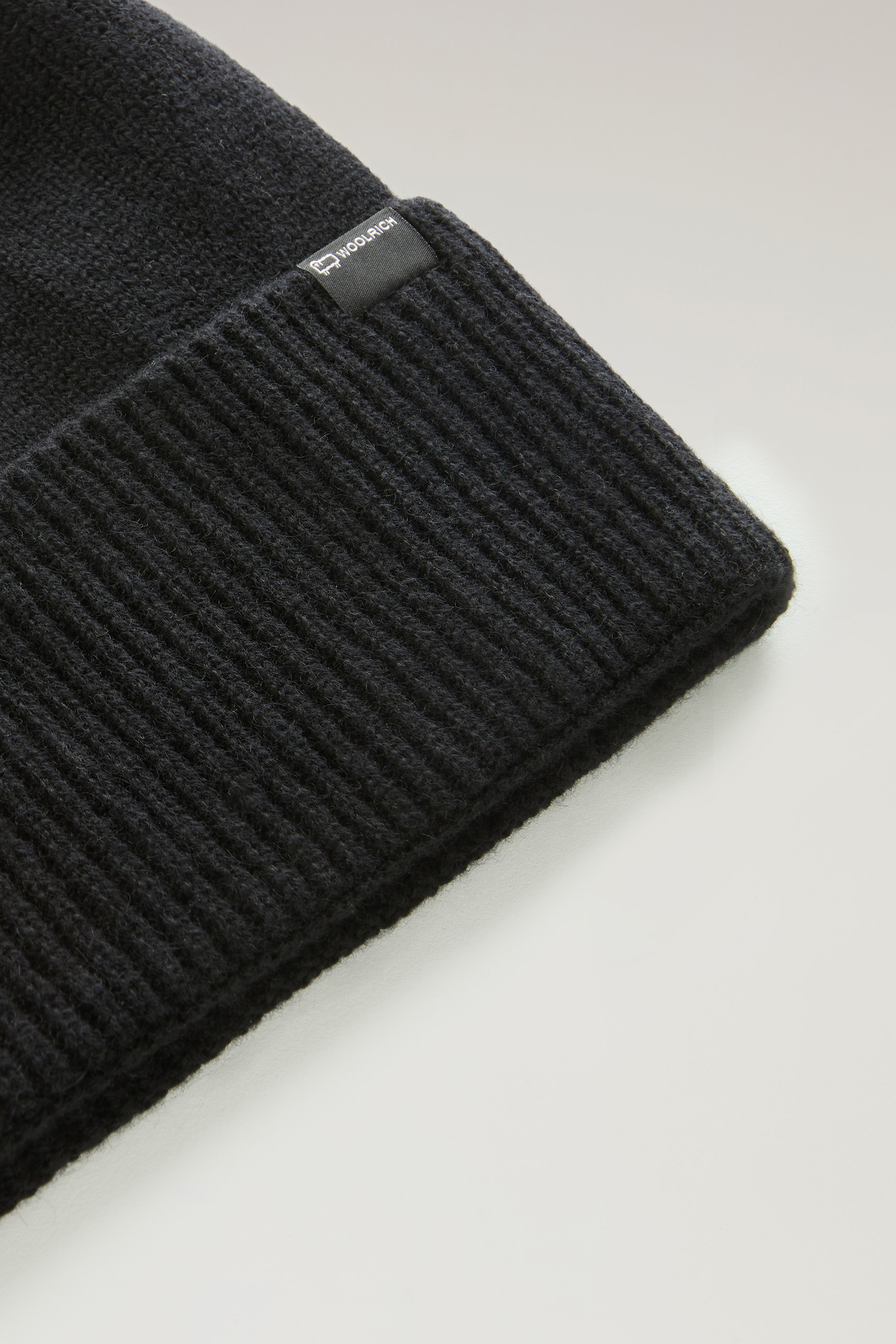 Beanie in Pure Cashmere Black photo 3 | Woolrich