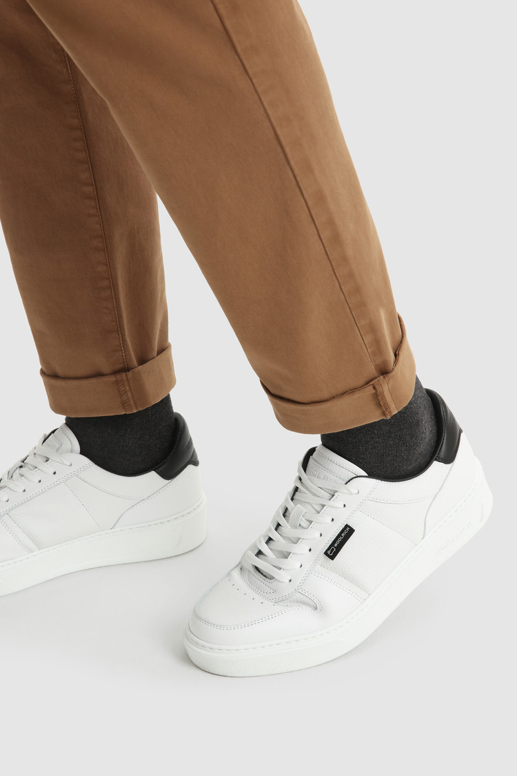 Pantalones chinos de algodón elástico teñido en prenda