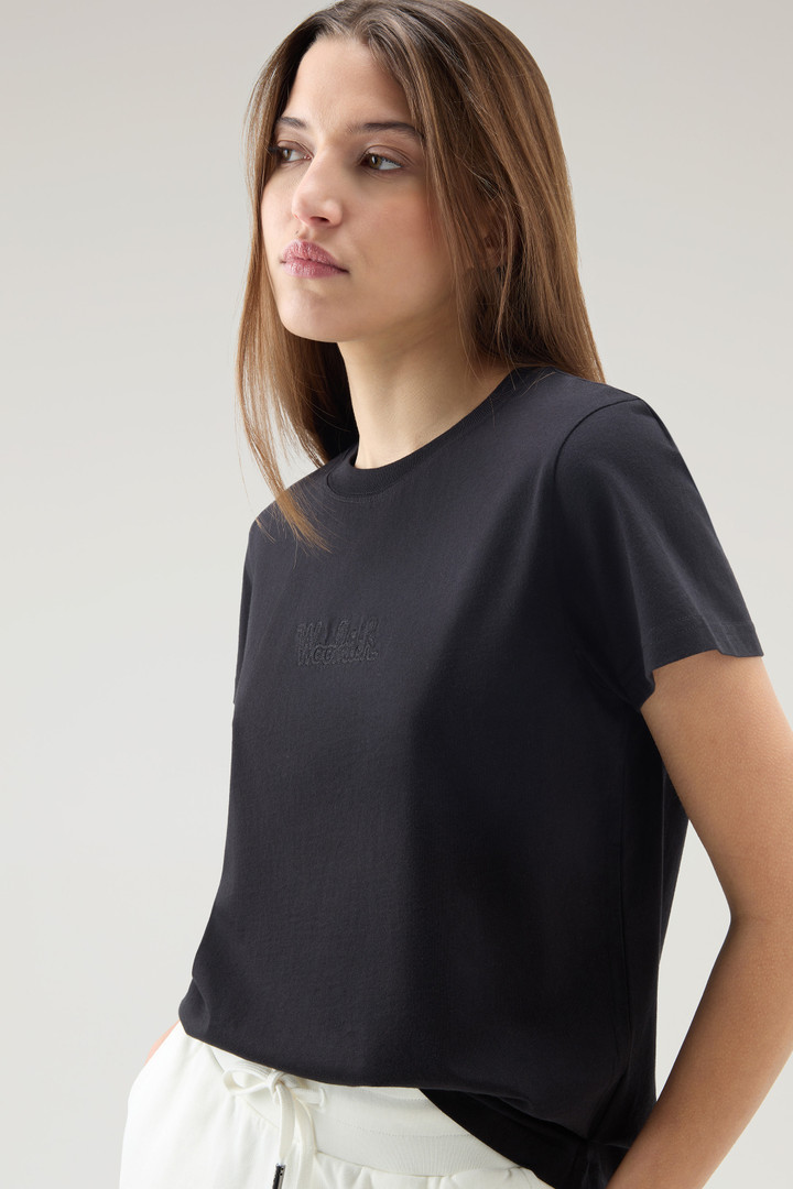 T-Shirt aus reiner Baumwolle mit aufgesticktem Logo Schwarz photo 4 | Woolrich