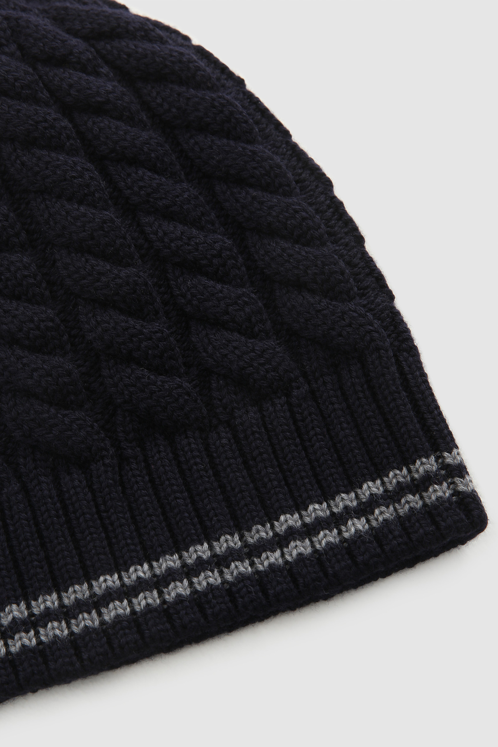 Gorro acanalado de punto trenzado en lana virgen