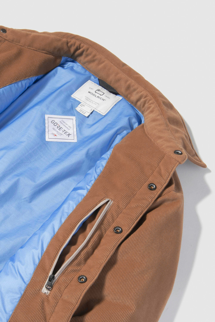 Geïsoleerd corduroy shirt