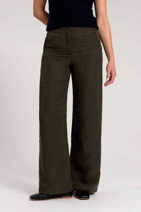 Pantalones de pernera ancha, de mezcla de lino, y con bordados de Daniëlle Cathari / Woolrich Verde | Woolrich