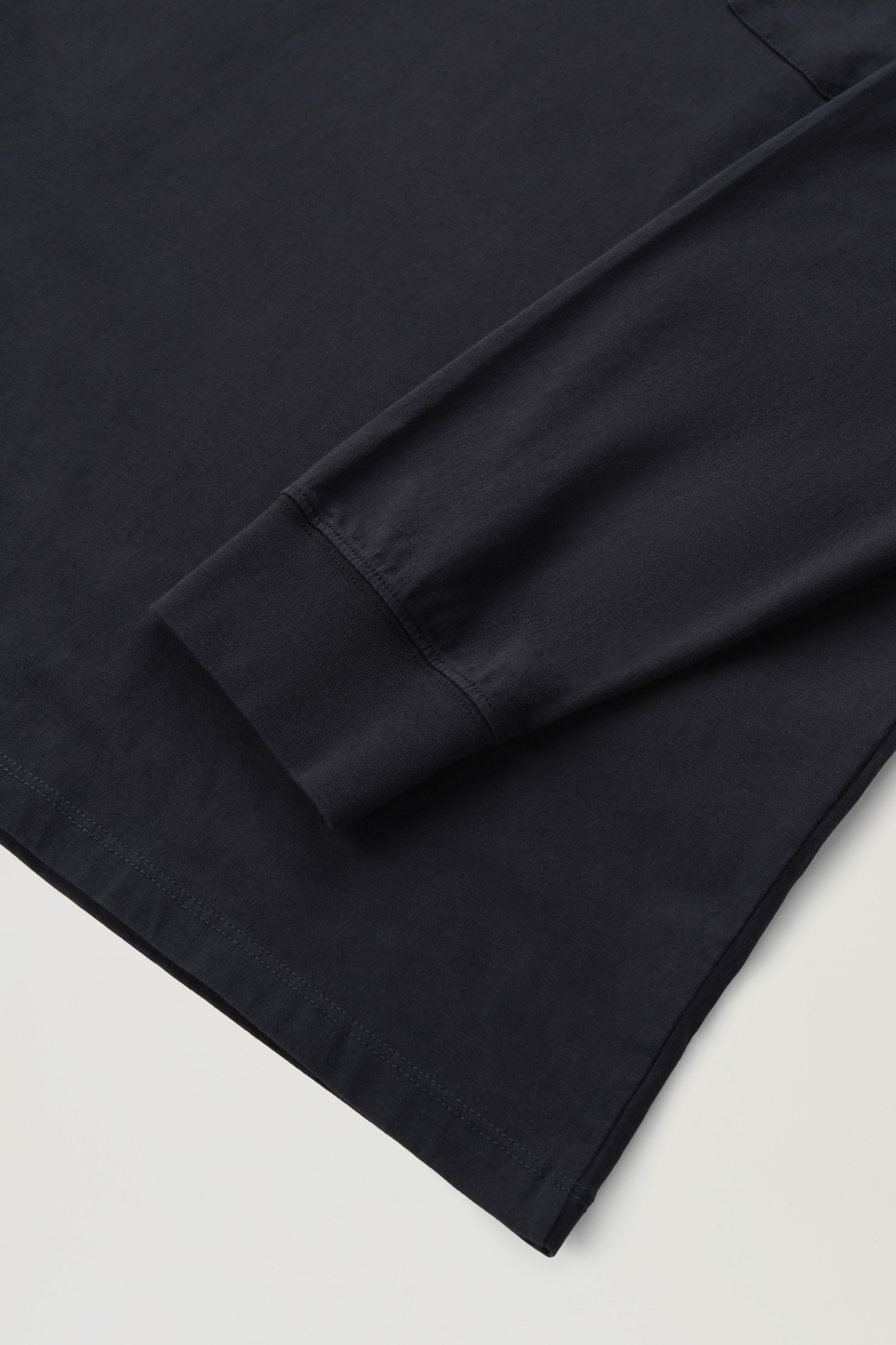 Langärmeliges Foundation Tee aus Bio-Baumwolle Schwarz photo 9 | Woolrich