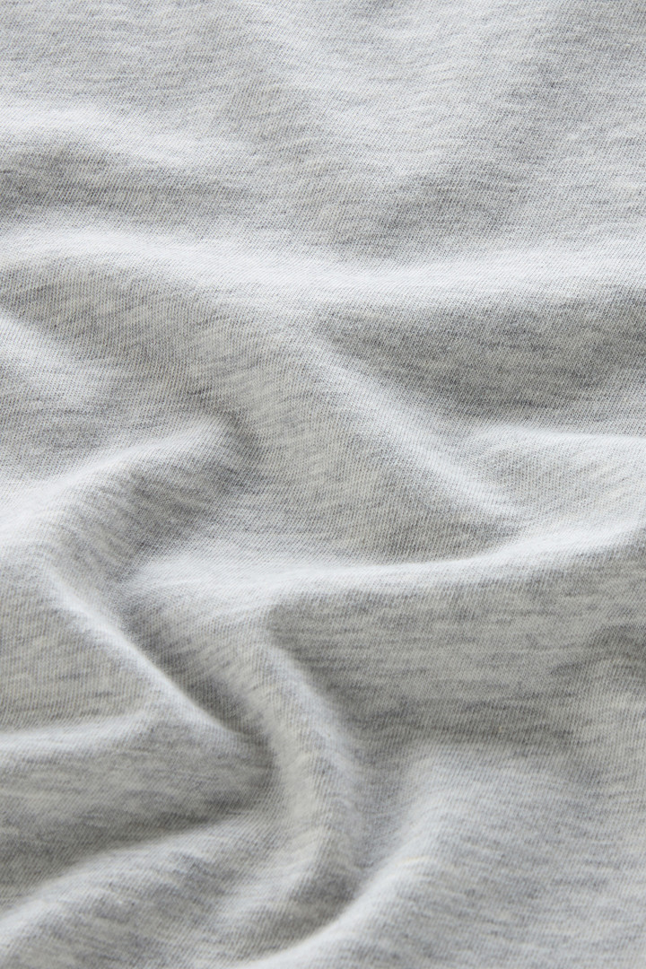 T-Shirt mit geprägtem Taschenlogo Grau photo 2 | Woolrich