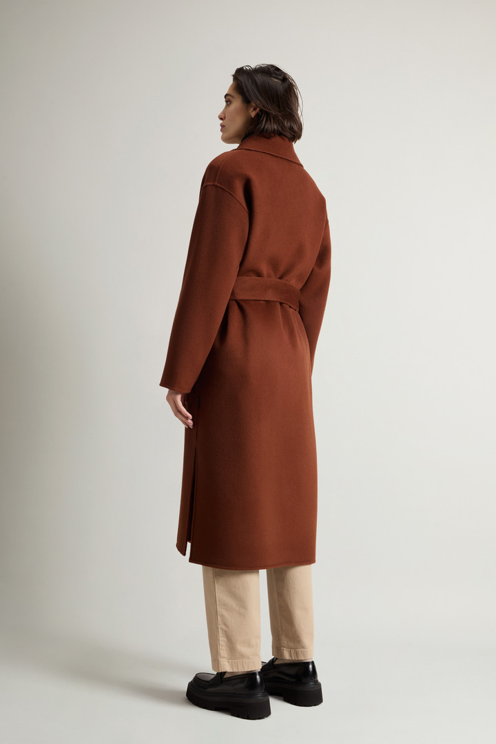 Manteau long ceinturé en pure laine vierge Marron photo 3 | Woolrich