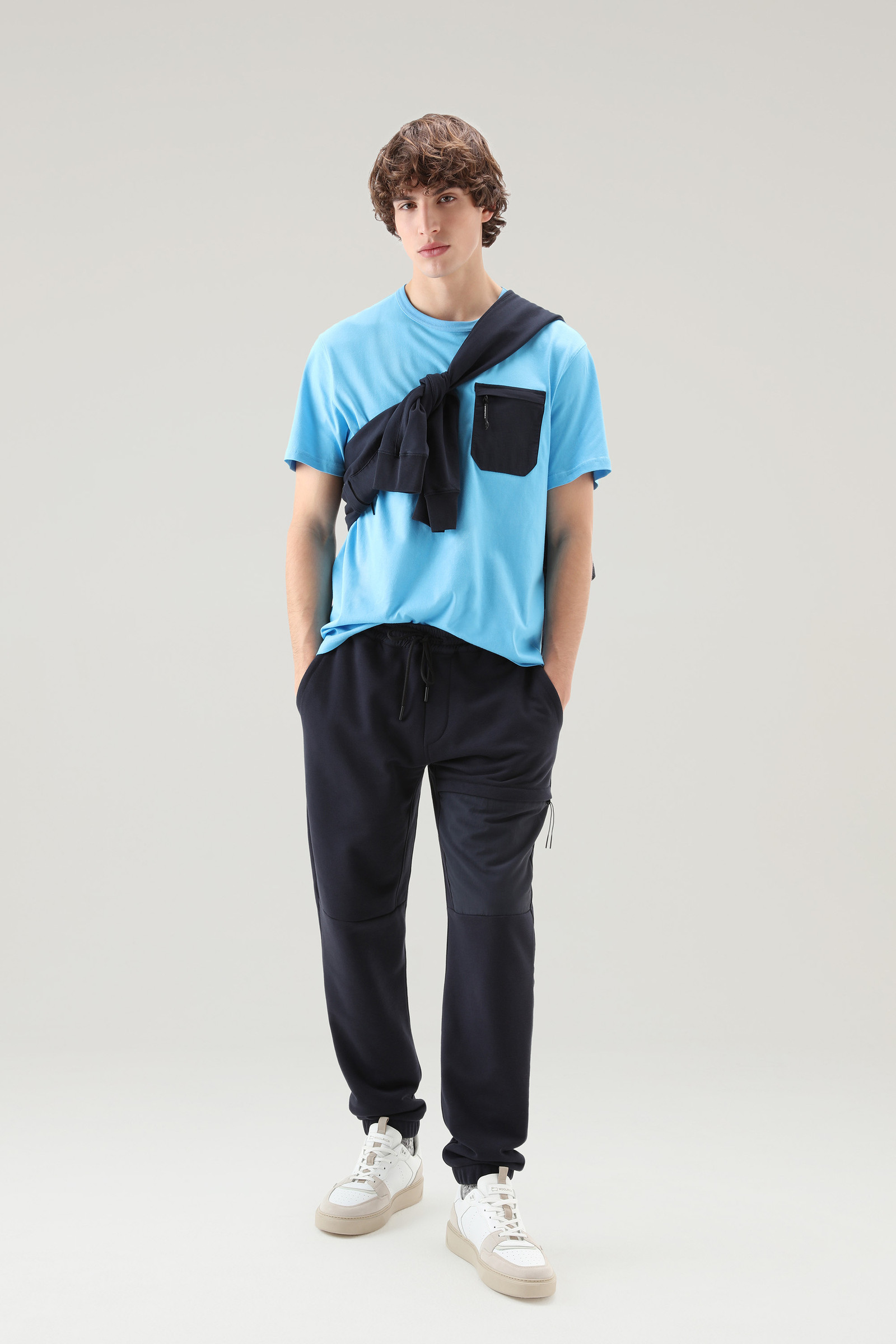 T-shirt aus reiner Bio-Baumwolle mit Reißverschlusstasche aus Taslan-Nylon blau photo 2 | Woolrich