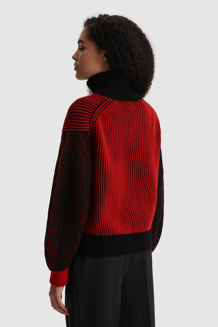 Pull à col roulé en laine avec manches contrastantes