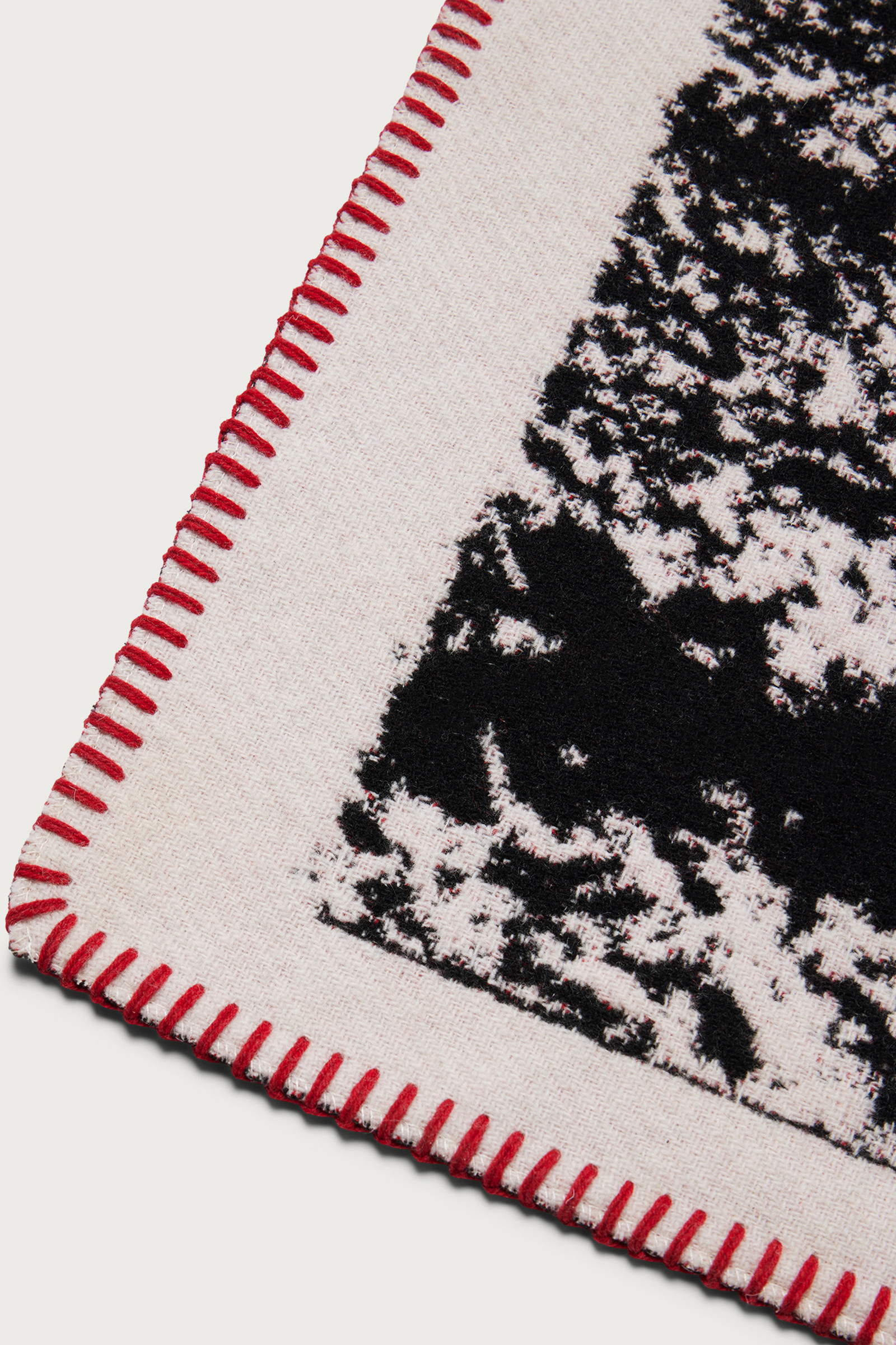 Decke aus einer Wollmischung - One Of These Days / Woolrich rot photo 4 | Woolrich