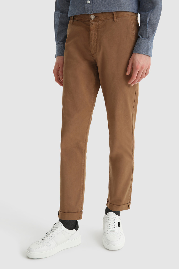 Pantalones chinos de algodón elástico teñido en prenda