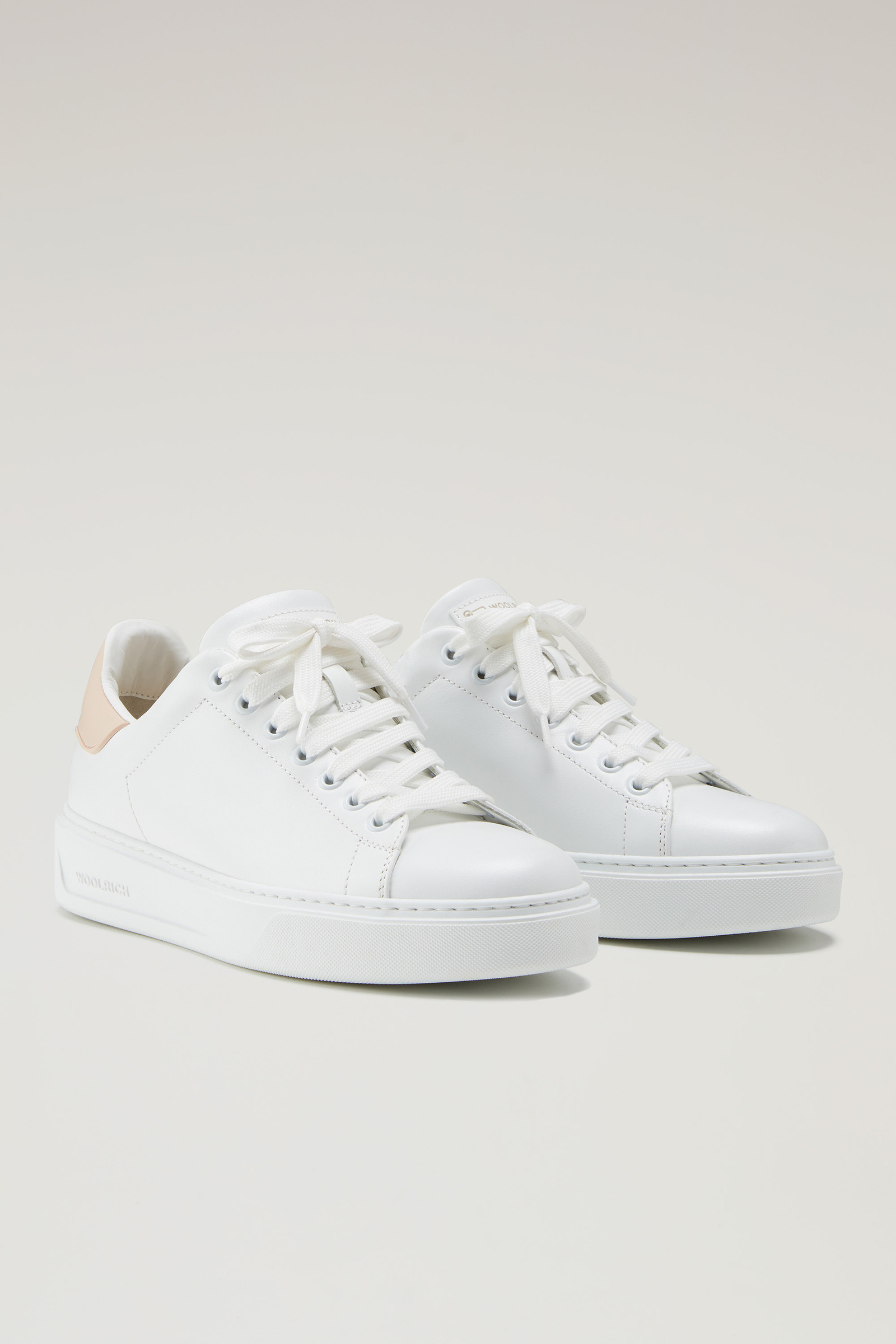 Classic Court Sneakers aus weichem Kalbsleder mit kontrastierendem Aufnäher auf der Rückseite weiß photo 2 | Woolrich
