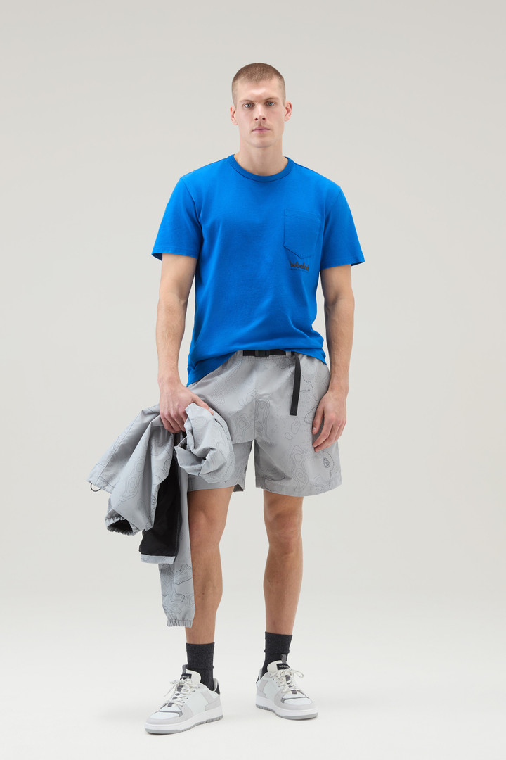 T-Shirt aus reiner Baumwolle mit Trail-Print Blau photo 2 | Woolrich
