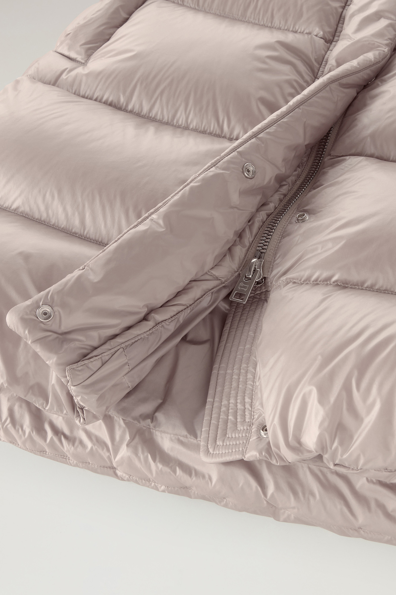 Lange Aliquippa Daunenjacke aus glänzendem Nylon taubengrau photo 8 | Woolrich