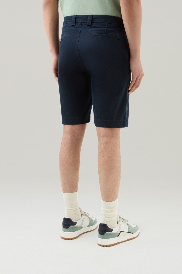 Stückgefärbte Chino-Shorts aus Stretch-Baumwolle Blau photo 3 | Woolrich