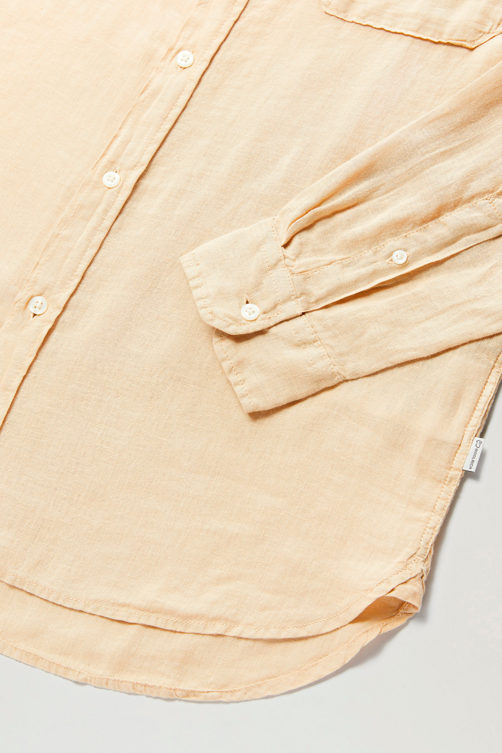 Chemise en pur lin teinte en pièce avec col officier beige photo 4 | Woolrich
