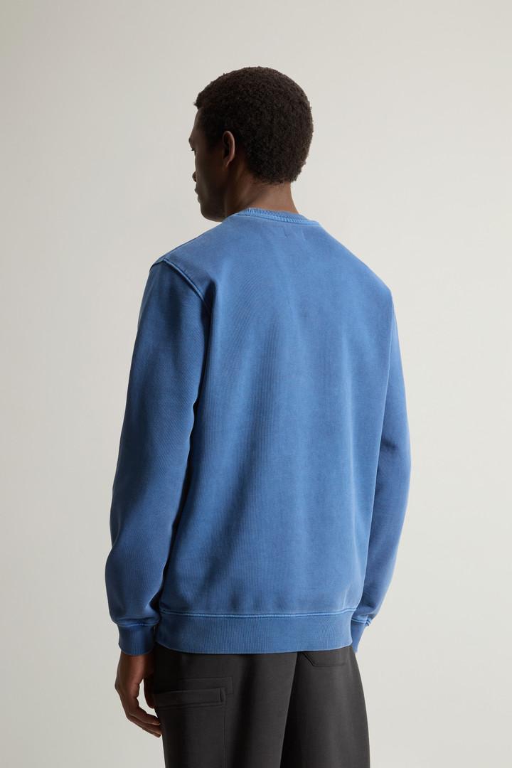 Stückgefärbtes Sweatshirt mit Rundhalsausschnitt aus reiner Baumwolle mit aufgesticktem Logo Blau photo 3 | Woolrich