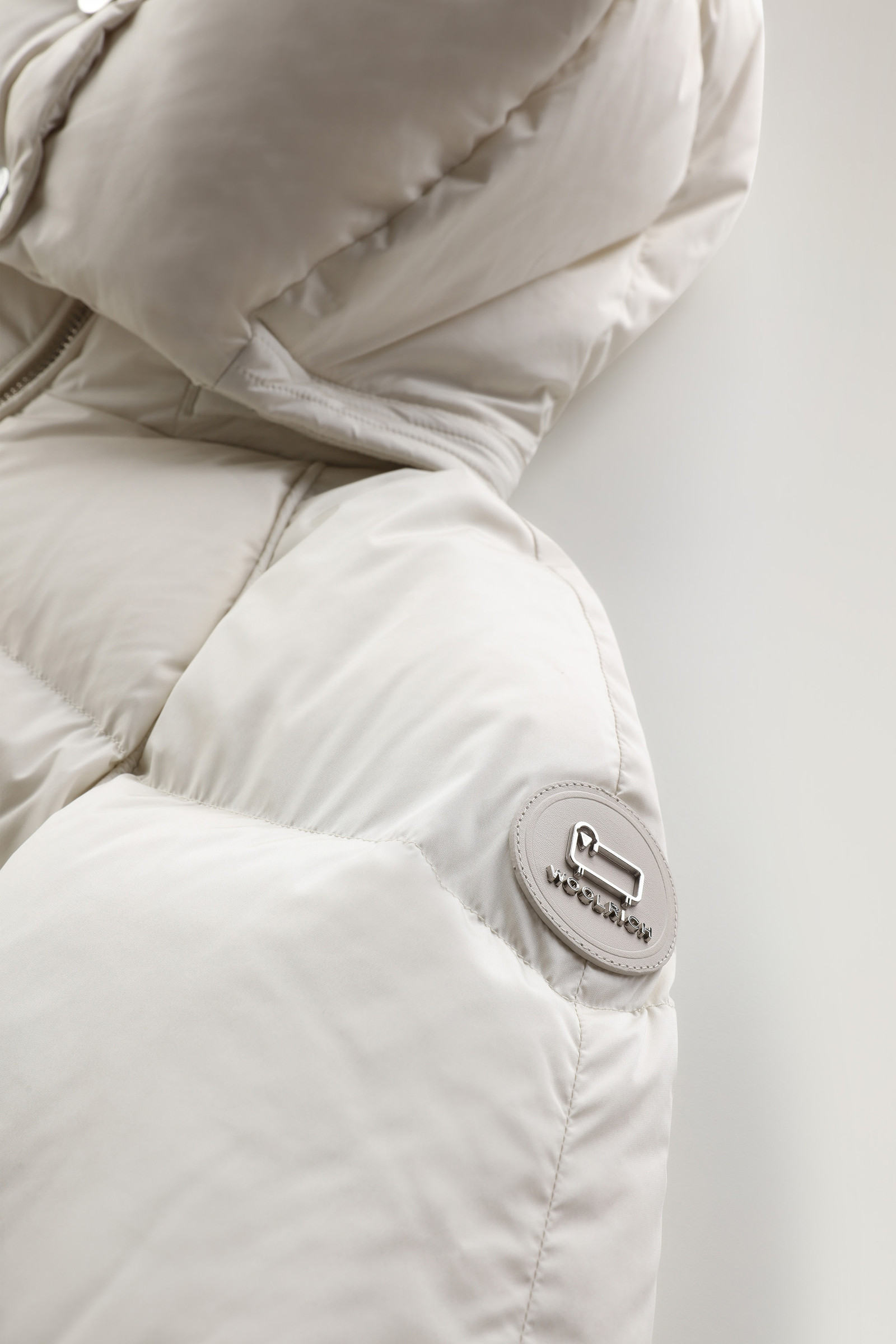 Alsea kort donsjack met afneembare capuchon photo 8 | Woolrich