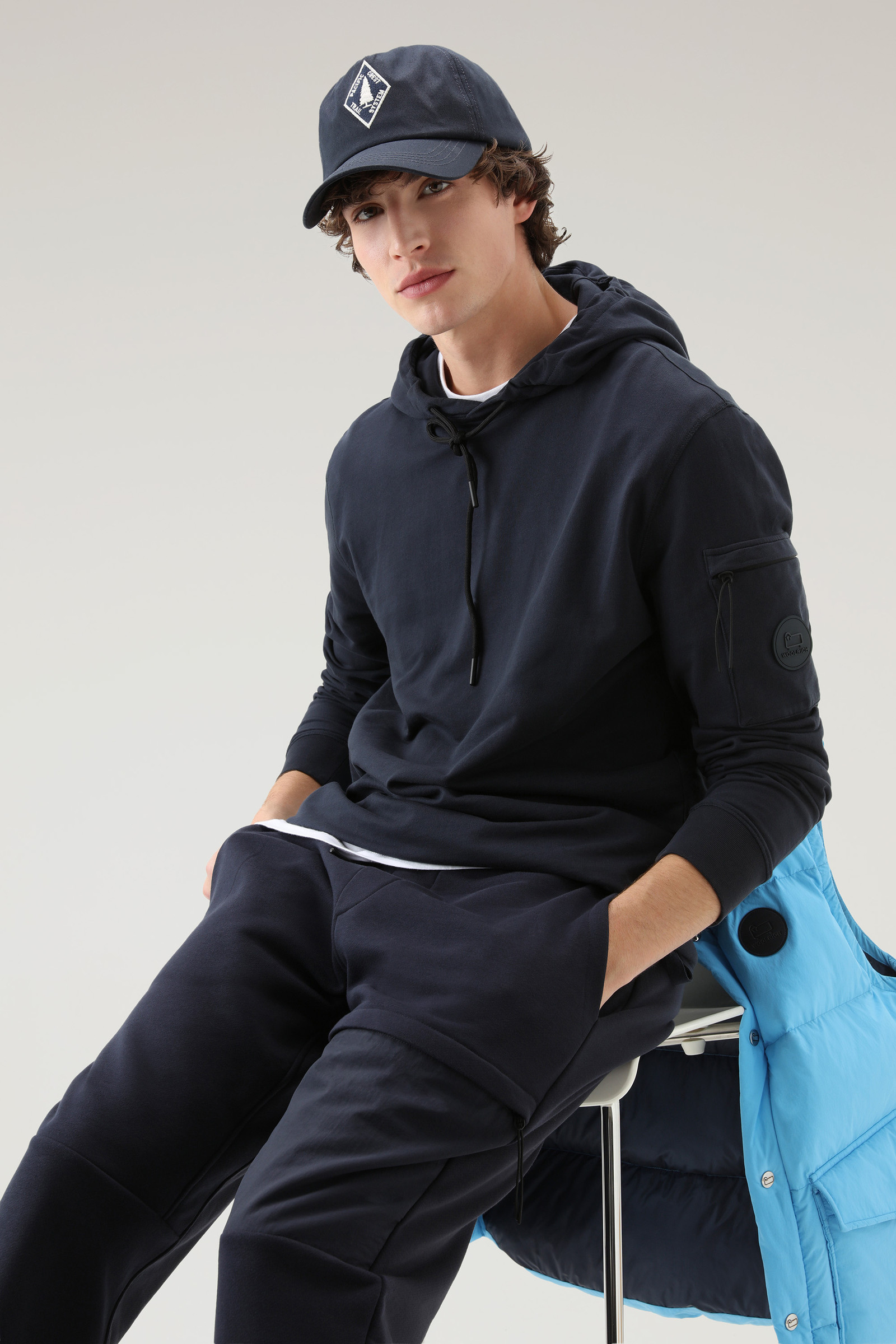 Sweat-shirt à capuche en pur coton muni d’une poche zippée bleu photo 4 | Woolrich