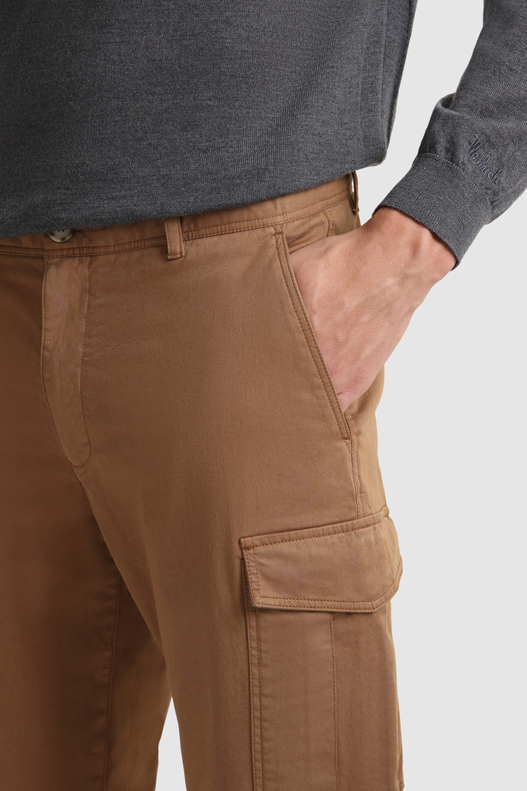 Pantalones cargo de algodón elástico teñido en prenda
